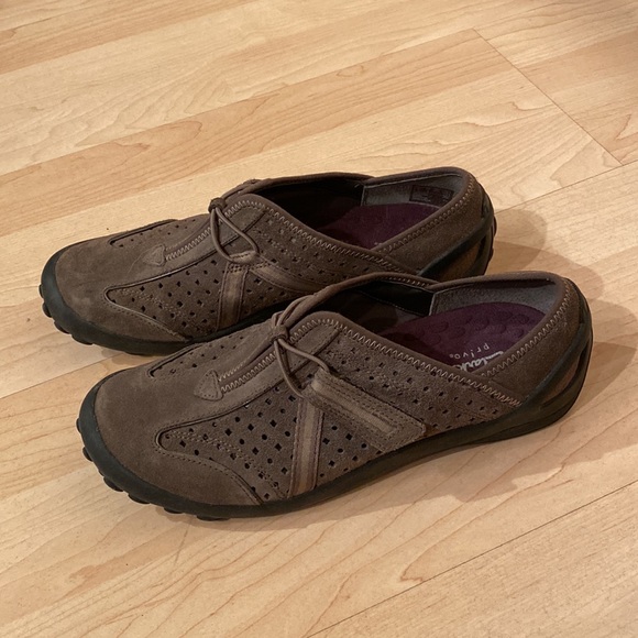 Size 7 Clark’s slip on shoe - Picture 2 of 6